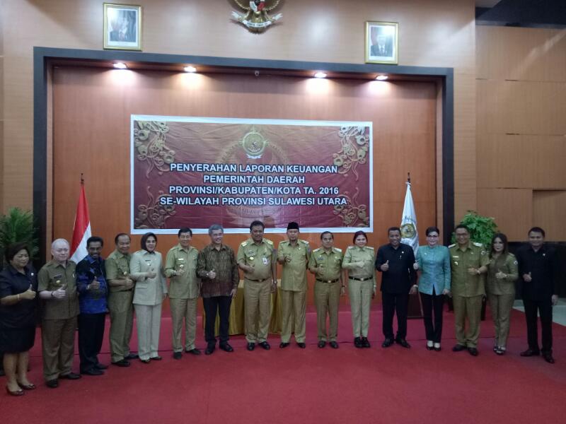 Foto bersama Gubernur Olly Dondokambey dan Ketua BPK RI Perwakilan Sulut, bersama Bupati/Walikota se-Sulut