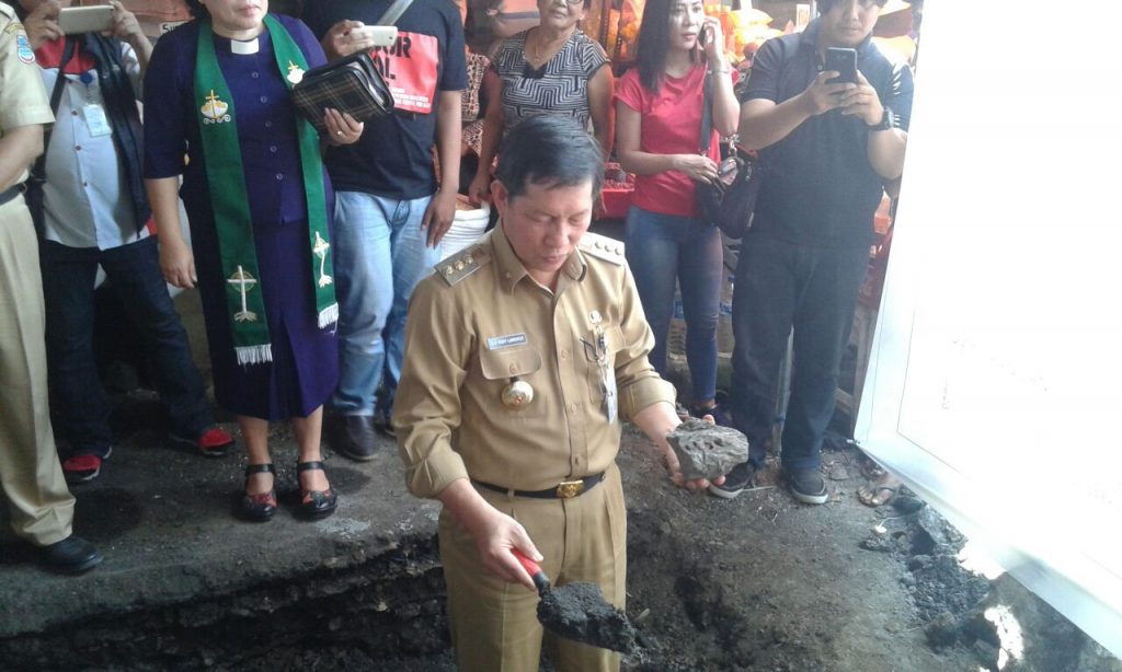 Walikota GSVL saat peletakan batu pertama pembangunan dan revitalisasi Pasar Pinasungkulan.