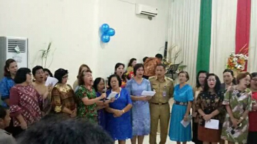 Camat Wenang Donald Sambuaga beserta istri dan warga Kecamatan Wenang saat membawakan puji-pujian Natal.
