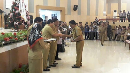 Bupati Jabes Gaghana saat menerima DIPA 2018 dari Gubernur Sulut Olly Dondokambey.