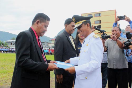 Wakil Bupati Sangihe Helmud Hontong SE ketika menyerahkan SK pensiun kepada 3 ASN di lingkup Pemkab Sangihe.
