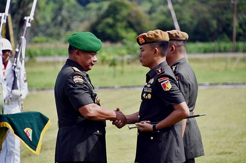 ayjen TNI Ganip Warsito menyerahkan tongkat komando Yonarmed 19/Bogani kepada Letkol Arm Iron Prasetyo.