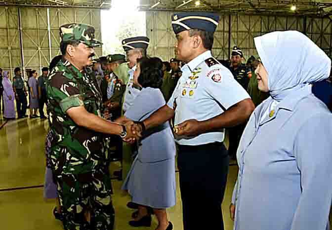 Panglima TNI Marsekal TNI Hadi Tjahjanto SIP menyalami para perwira tinggi TNI dari ketiga angkatan yang resmi menerima kenaikan pangkat. (Sumber Foto: Penerangan Kodam XIII/Merdeka dan Puspen TNI).