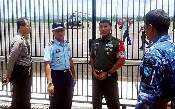 Danrem 131/Santiago Brigjen TNI Joseph Robert Giri memantau kesiapan personel dan sarana untuk pengamanan di pintu gerbang VVIP Bandara Sam Ratulangi Manado. 