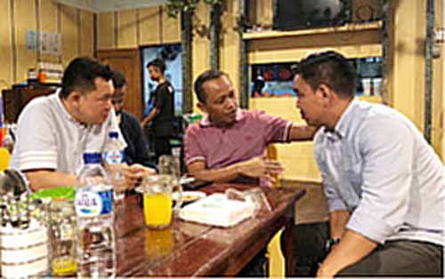 Ketua Umum BPD HIPMI Sulut Elia Nelson Kumaat saat berbincang dengan Ketua Umum BPP HIPMI Bahlil Lahadalia.