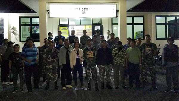 Personel Patroli Gabungan melakukan pertemuan di Polsek Singkil sebelum patroli.