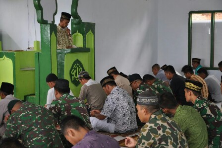 Suasana Sholat Jum'at di Masjid Al Ikhlas, Desa Pakuku Jaya, Kecamatan Tomini, Bolsel.
