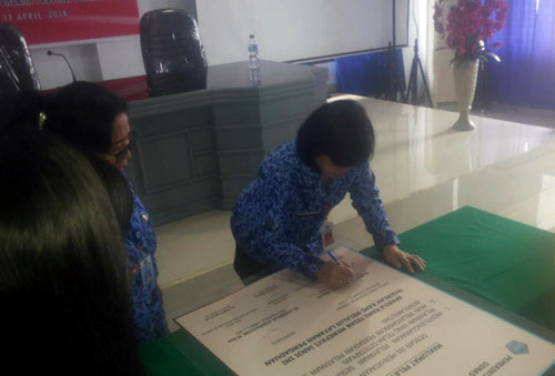 dr Debie Kalalo menandatangani maklumat pelayanan Dinkes Sulut.