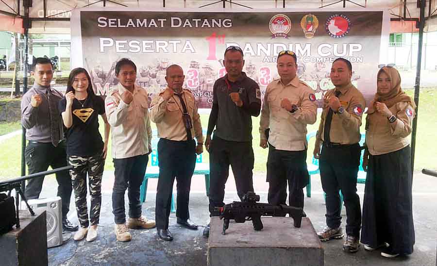 Dandim 1309 Manado Letkol Inf Arif Harianto (keempat kanan) bersama PB FAI, Pengda XXVI FAI Sulut, dan Pengcab FAI Manado.