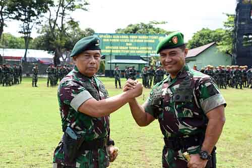 Mayjen TNI Madsuni (kiri) dan Brigjen TNI Joseph Robert Giri.