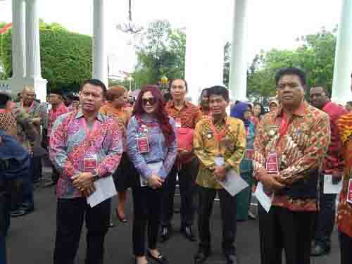Bupati VAP berfoto bersama beberapa kepala daerah usai bertemu Presiden Jokowi.