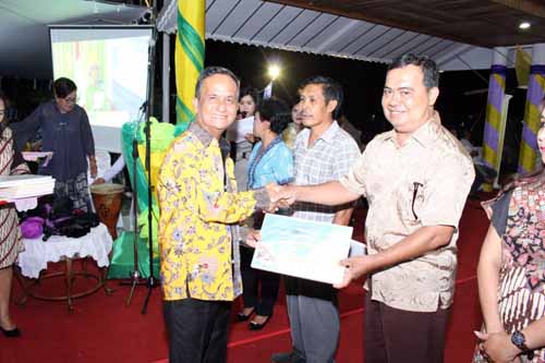Wakil Bupati Helmud Hontong memberikan hadiah pemenang lomba dalam rangka HUT satu tahun kepemimpinan Gahagho.