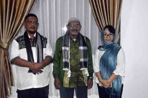 Kejari Minut Rustiningsih (kanan) beerfoto bersama Ustad Ismed Zaelani (tengah).
