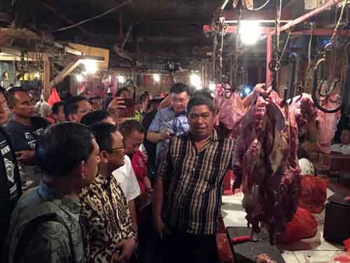 Staf Ahli Kemendag saat berdiskusi langsung dengan pedagang daging di pasar bersehati Manado.