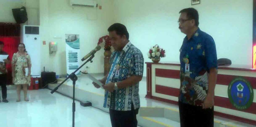 Dirut dr Maxi R Rondonuwu memimpin acara pelantikan dan Sertijab didampingi Kasubbag Tata Usaha Robert Tuwaidan yang juga Plt Kasubbag Hukormas.