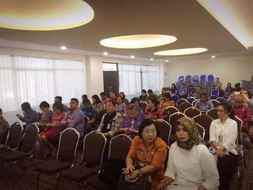 Para pejabat Pemkot Manado dan BKKBN Sulut ikut serta dalam rapat teknis.
