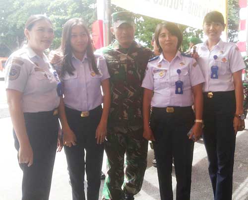 Brigjen TNI Joseph Robert Giri (tengah) bersama staf Kementerian Perhubungan di Terminal Tangkoko Bitung.