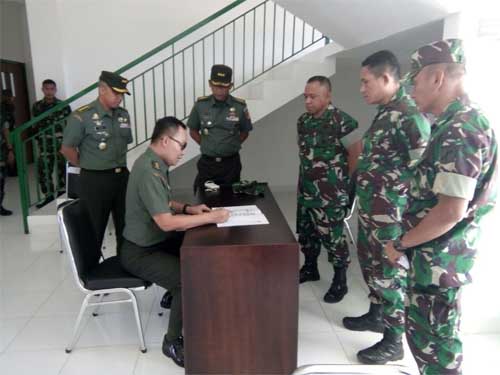 Asrena Kasad Mayjen TNI Dominicus Agus R (duduk) mengecek kesiapan di Markas Korem 133/Nani Wartabone jelang peresmian.