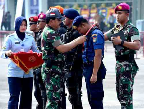 Panglima TNI Hadi Tjahjanto melepaskan ID peserta latihan.(Foto: Puspen TNI via Pendam XIII/Merdeka)