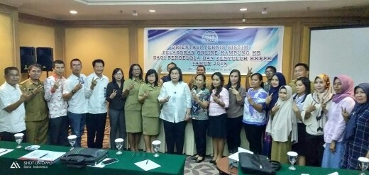 Kepala Perwakilan BKKBN Sulut Dra Theodora Pandjaitan MSc (tengah) bersama peserta orientasi teknis sistem pelaporan online Kampung KB.