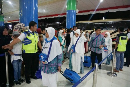 Para personel Aviation Security menata para calon jamaah haji di pintu masuk terminal keberangkatan Bandar Sam Ratulangi Manado.(foto: istimewa)