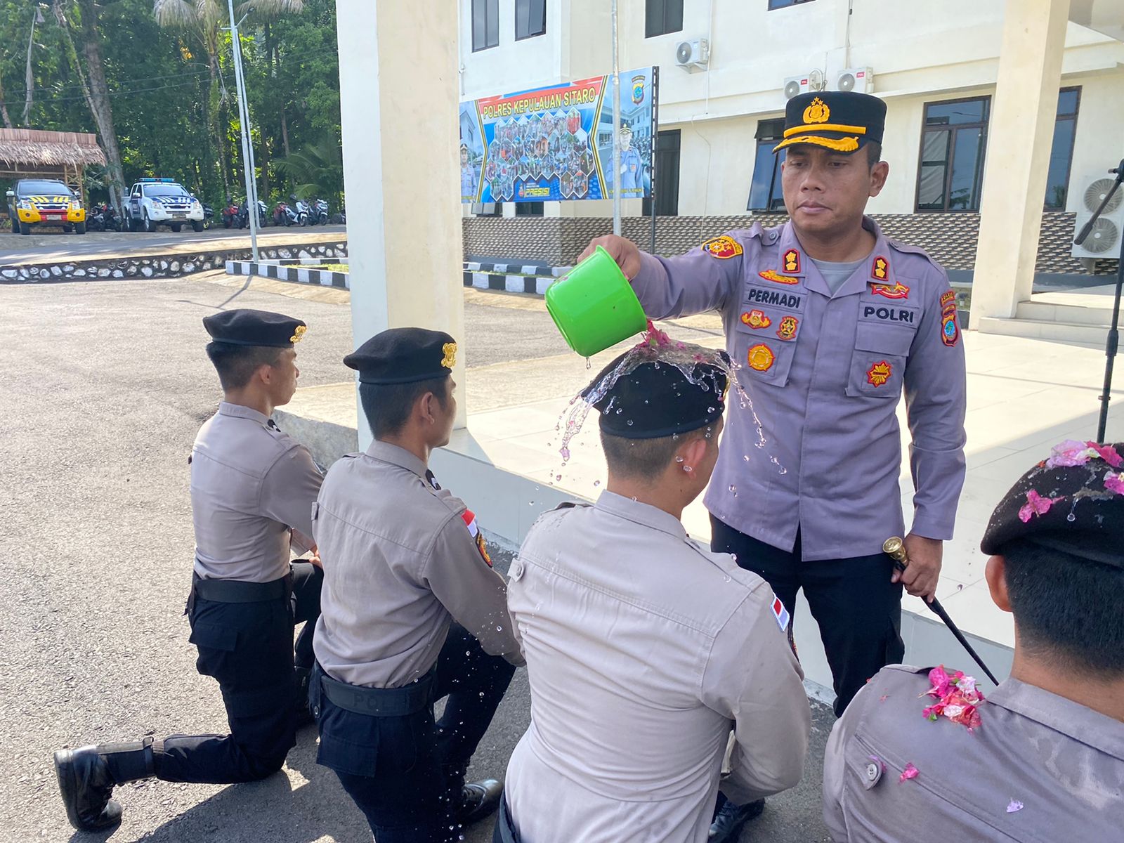 Polres Kepulauan Sitaro Gelar Upacara Tradisi Penjemputan Bintara