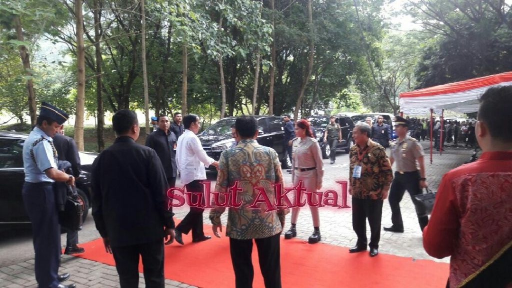 Presiden Jokowi saat turun dari mobil, langsung berjabat tangan dengan Bupati Vonnie Anneke Panambunan