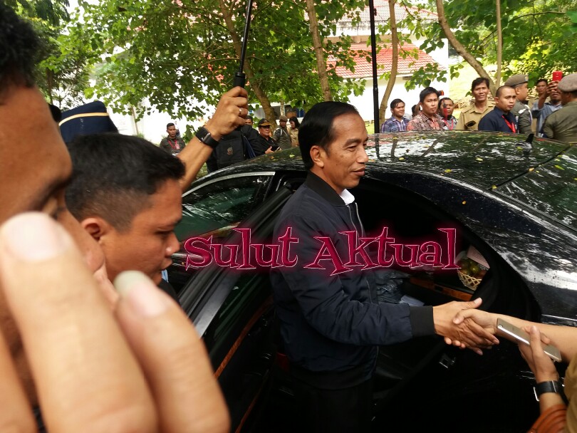 Usai membagi 1081 Sertifikat Prona,Jokowi berjabat tangan dengan ribuan warga.