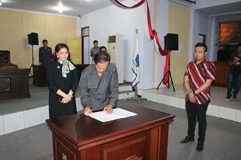 Ketua DPRD Berty Kapojos menandatangani berita acara Paripurna APBD Perubahan. 