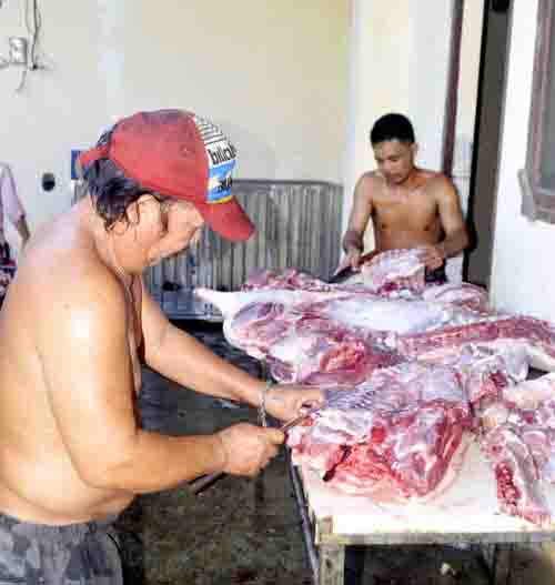 Proses pemotongan ternak babi di RPH Babi Taas.