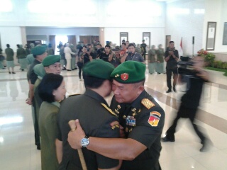 Mayjen TNI Ganip Warsito menyalami Brigjen Purn A.A.B Maliogha usai upacara sertijab.