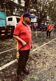 Kadis LH Yohanis B Waworuntu ikut memantau pembersihan material sisa-sisa dari pohon tumbang di Jalan Sam Ratulangi.
