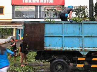 Sisa material dari pohon tumbang langsung diangkut dengan truk sampah milik Dinas Lingkungan Hidup Kota Manado.