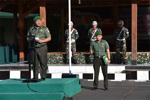 Kasrem 131/Santiago Kolonel Inf Theo Kawatu membacakan amanat tertulis Panglima TNI.