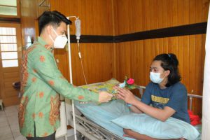 Direktur RS Gunung Maria Tomohon memberikan bunga kepada seorang pasien yang sedang dirawat. 